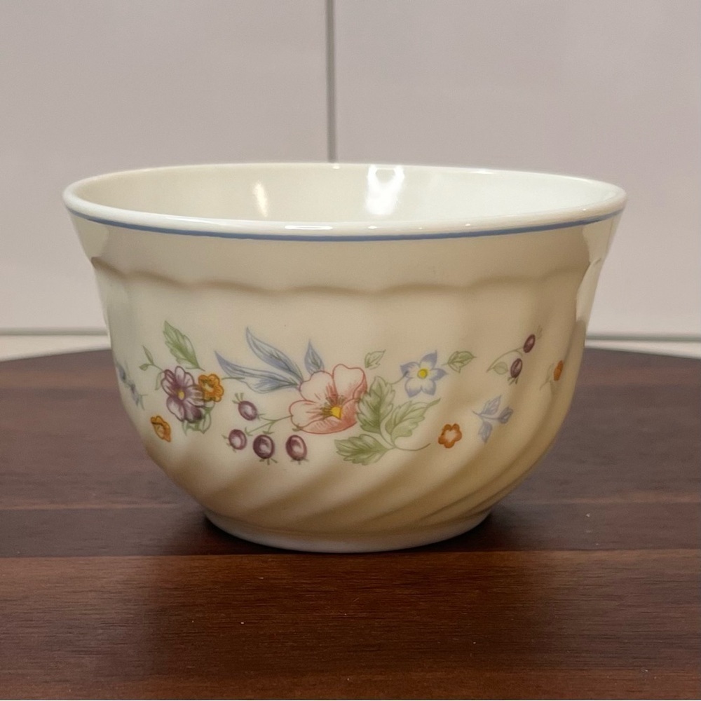 Vintage 1970’s Arcopal milk glass sugar bowl